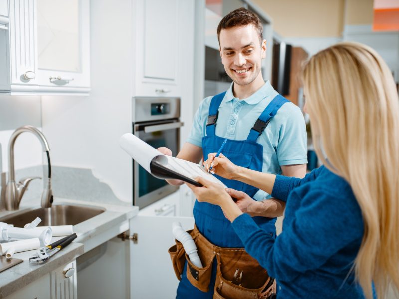 male-plumber-and-female-customer-in-the-kitchen.jpg